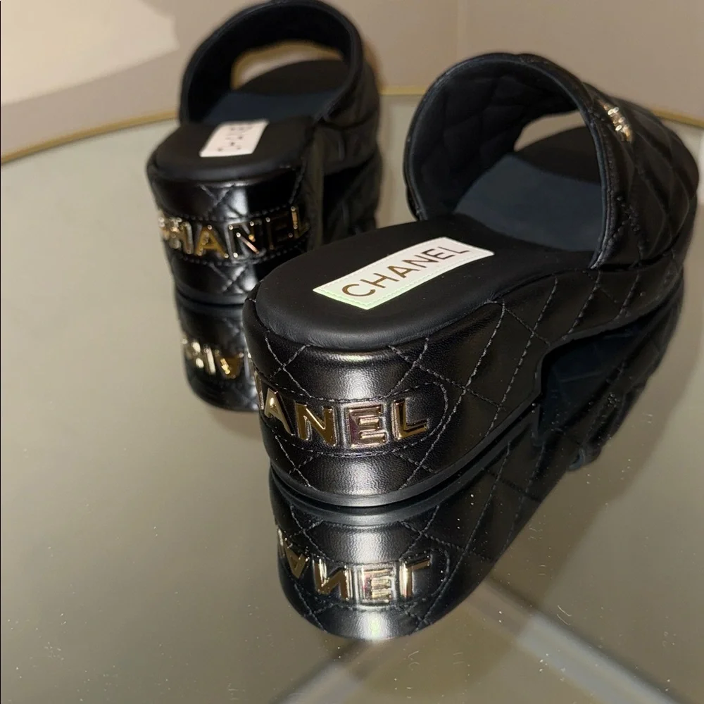 CHANEL Dad sandals Quilted leather CC logo  slide 38 - Picture 14 of 17